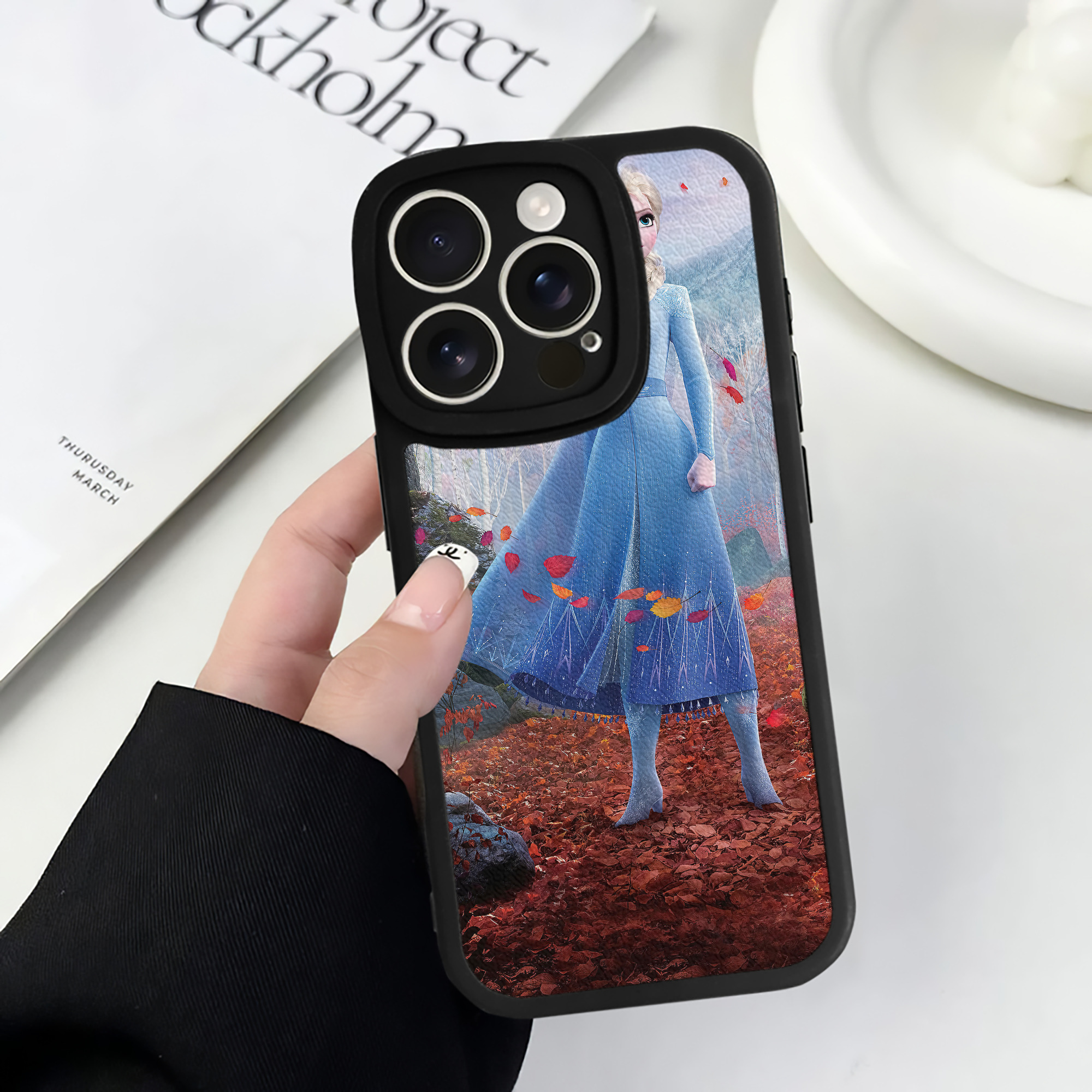 （画像用） アナと雪の女王 アンナ エルサ Frozen Anna Elsa 【iPhone 16シリーズ対応】シリコンスマホケース（レザー調） 材質：シリコン